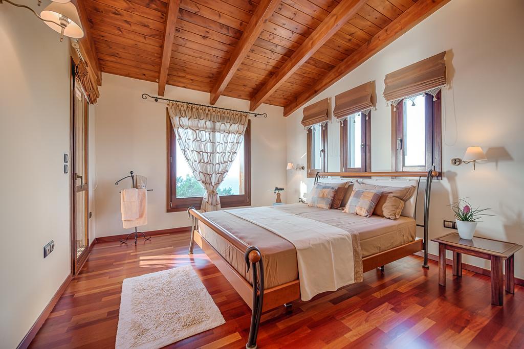 Russelia Villa Kalavarda